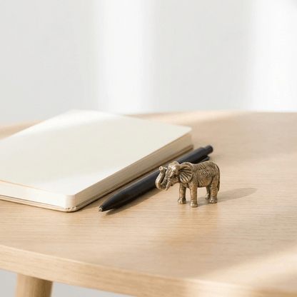 Eleganter Messing-Elefant - Handgefertigte Deko für Schreibtisch & Regal 2