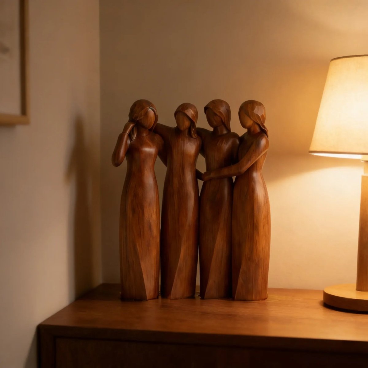 Freundschaftsschwestern - Handgefertigte Skulptur aus Kunstharz mit Holzmaserung 10