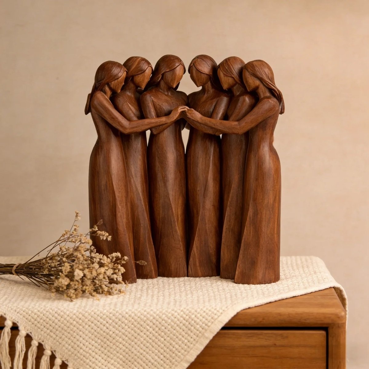 Freundschaftsschwestern - Handgefertigte Skulptur aus Kunstharz mit Holzmaserung 9