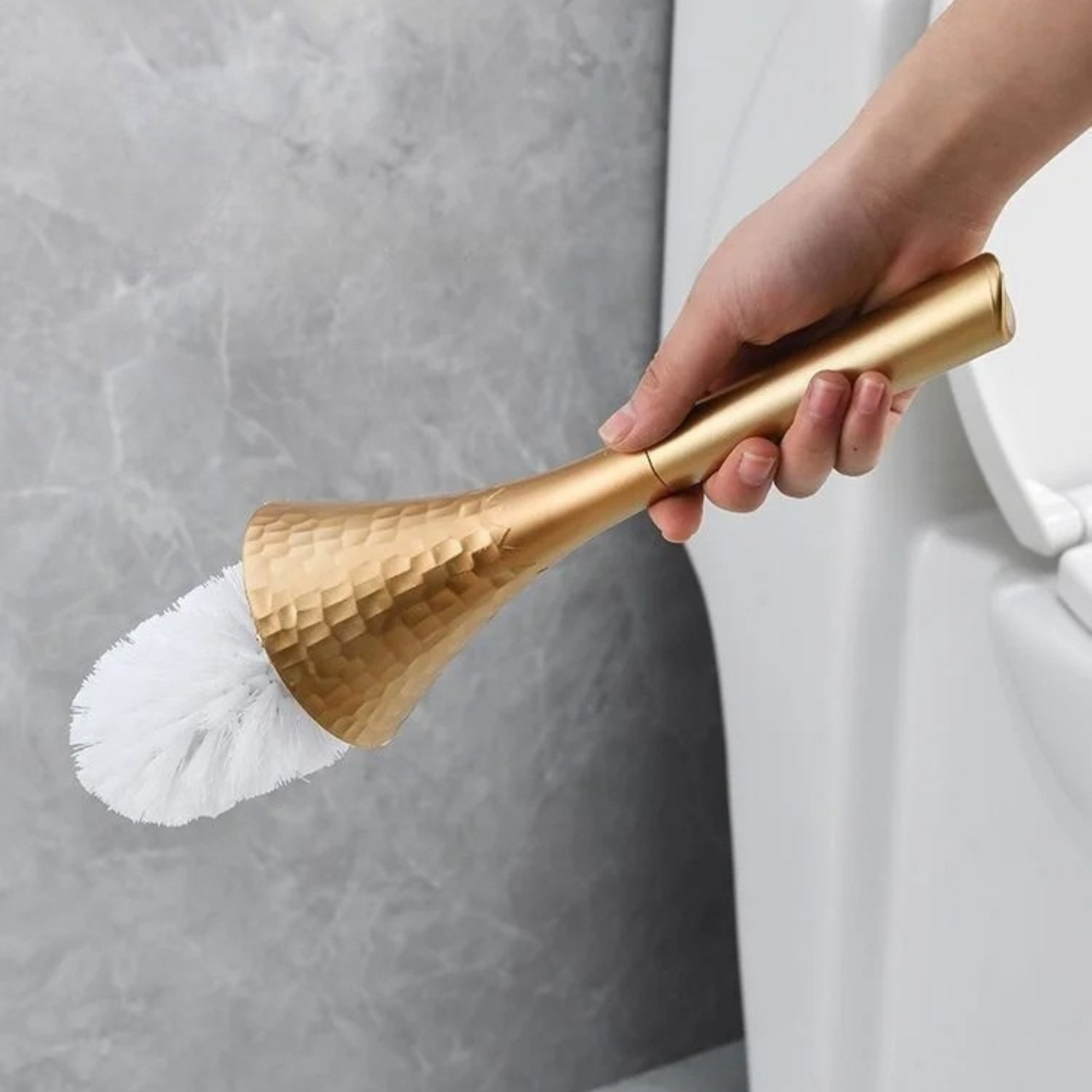 GoldenLuxe Toilettenbürste | Luxuriöses Badezimmer-Accessoire | Modernes Golddesign | Hygienisches Reinigungswerkzeug 7