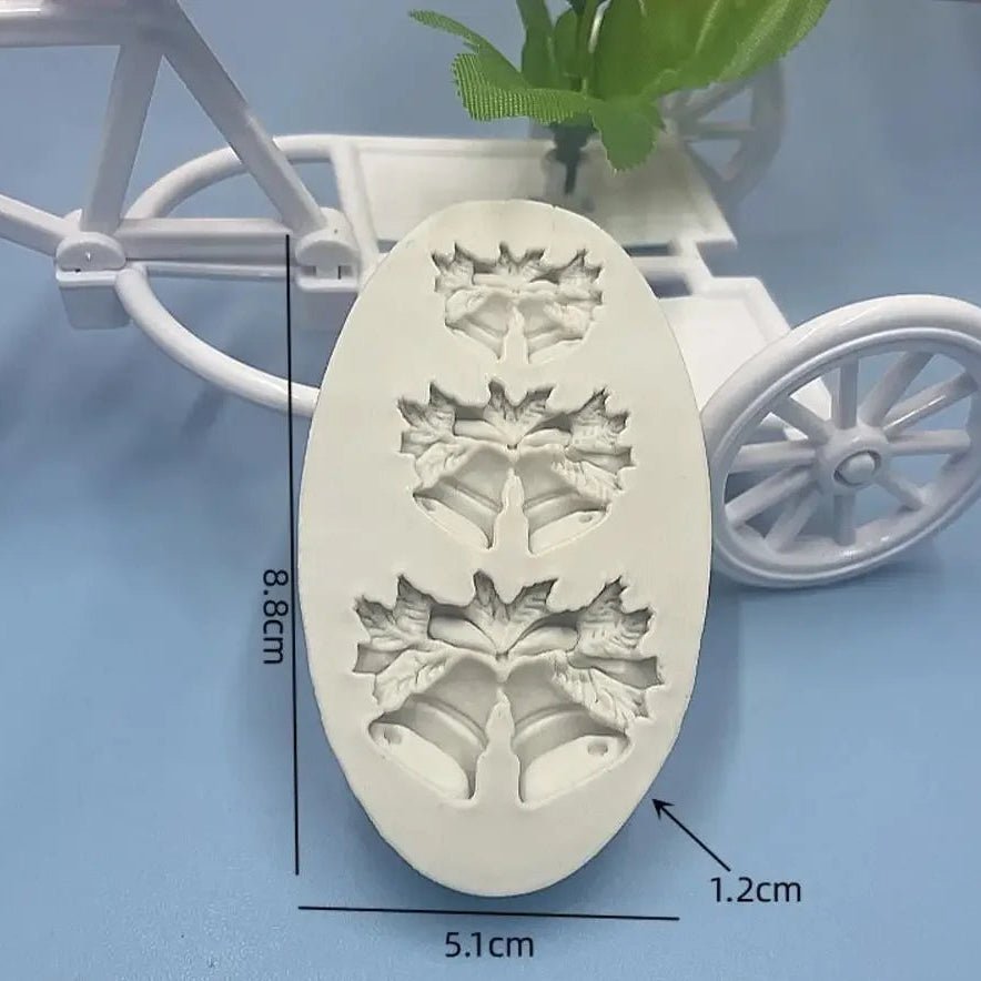 HOLLYBELLS – Weihnachtliche Silikonform mit Stechpalmenblättern und Glöckchen für Fondant und Schokolade 1
