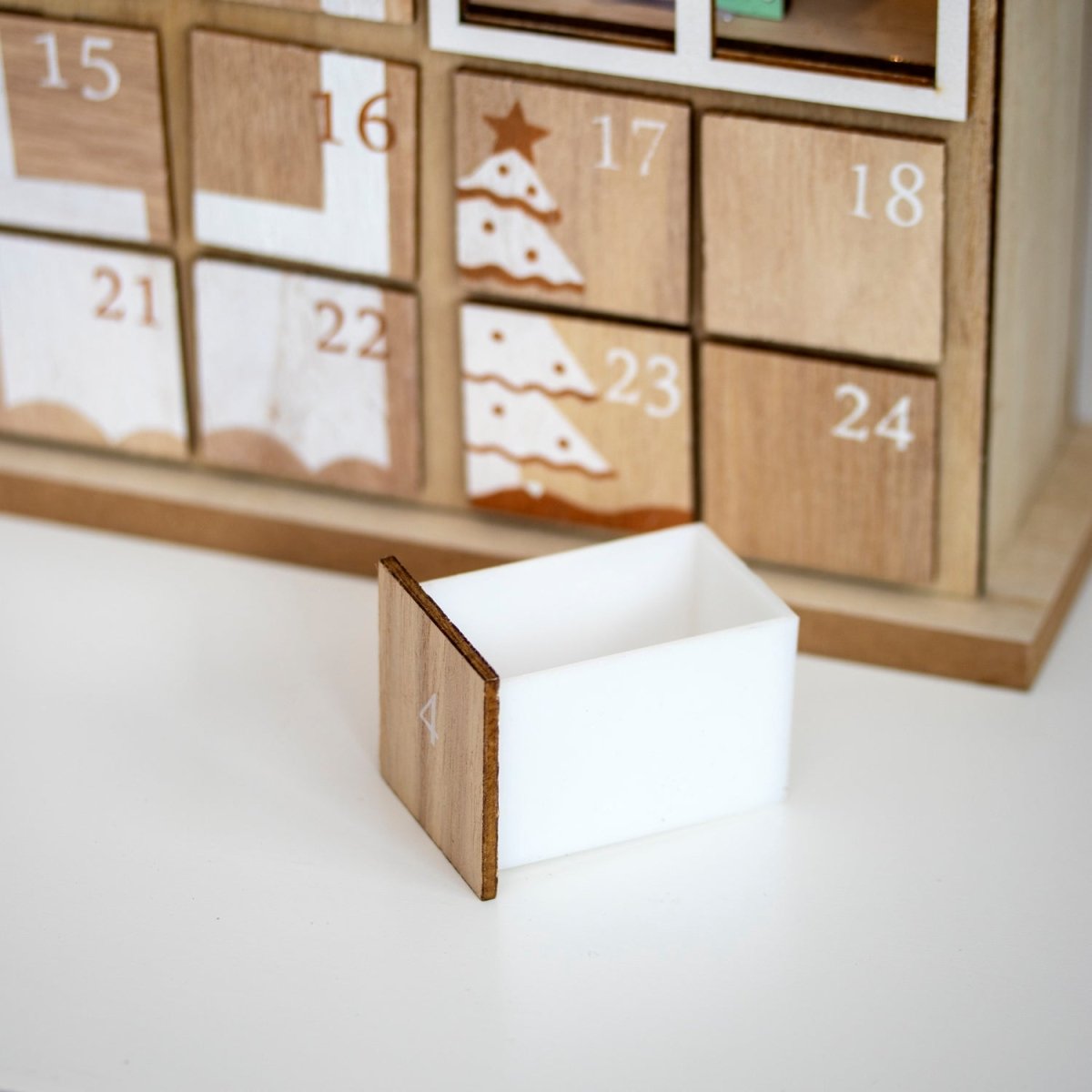 HOLLYHOME – Adventskalender in Form eines hölzernen Weihnachtshauses mit warmen LED-Lichtern 1