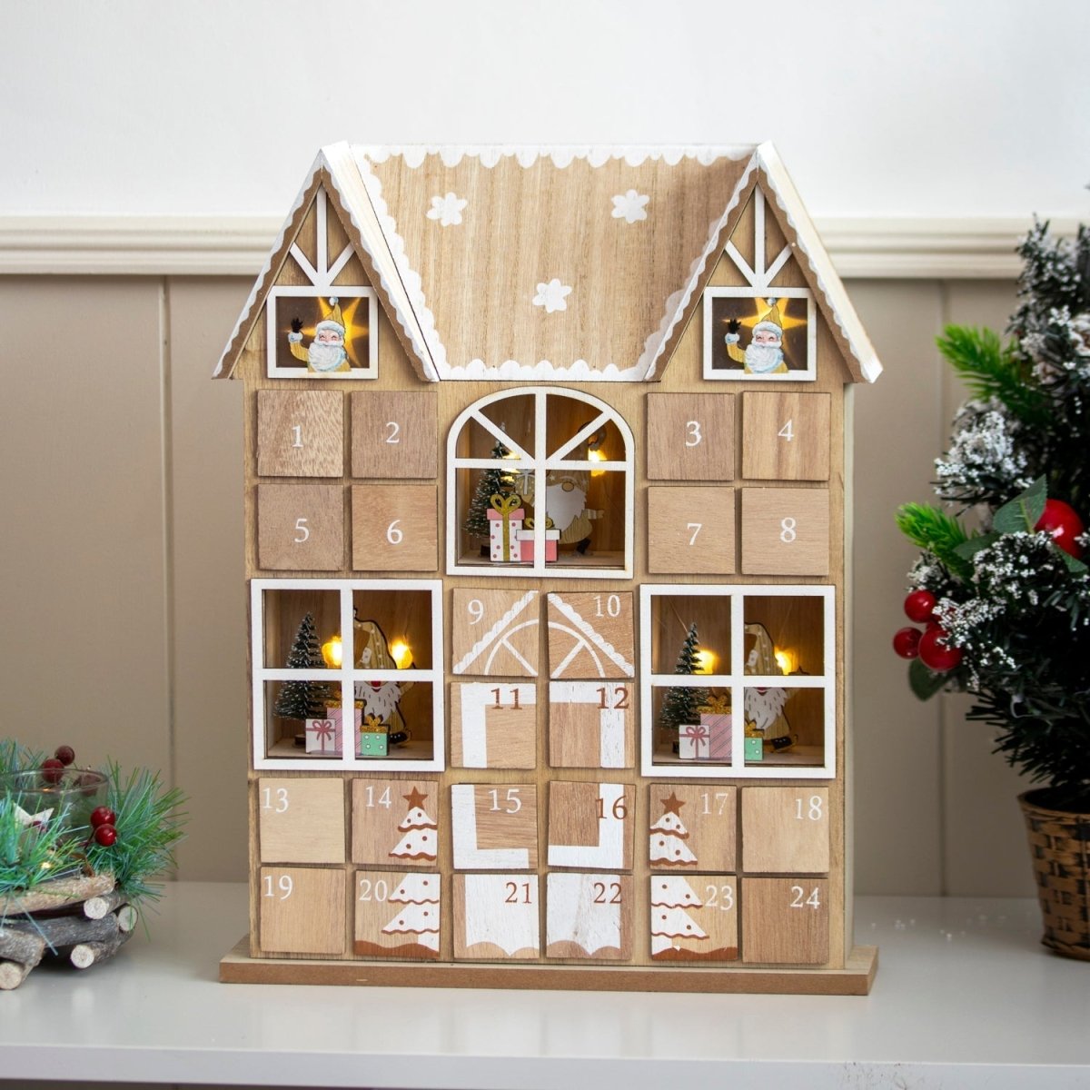 HOLLYHOME – Adventskalender in Form eines hölzernen Weihnachtshauses mit warmen LED-Lichtern 6