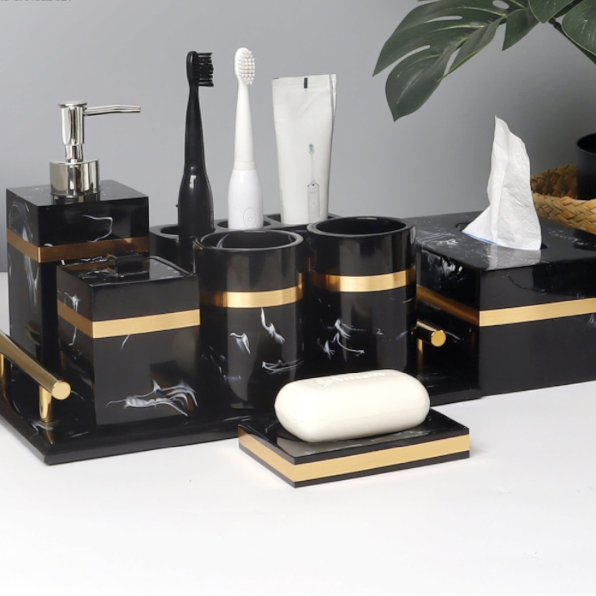 LUXORA – Elegante schwarze Marmor-Akzentablage für das Badezimmer mit Goldrand 5