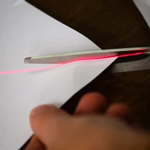 LaserCut - Präzisionsschere Mit Integrierter Laserführung Für Exakte Schnitte 4