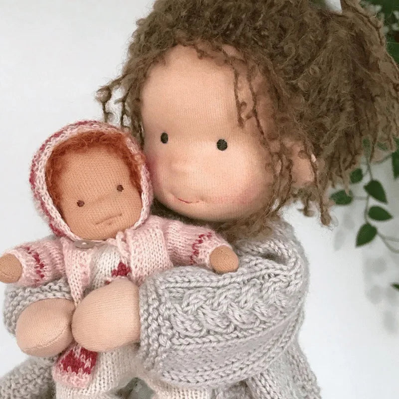 Elora – Bambola Waldorf fatta a mano in cotone per gioco creativo