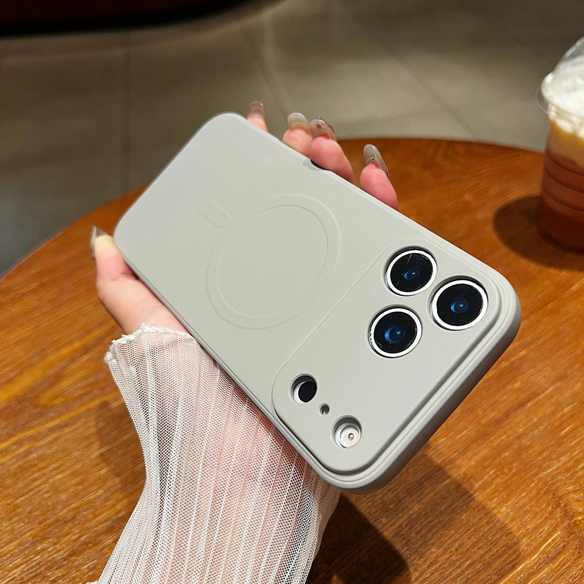 MAGNASOFT – Magnetische weiche Silikonhülle für die iPhone 17-Serie 12