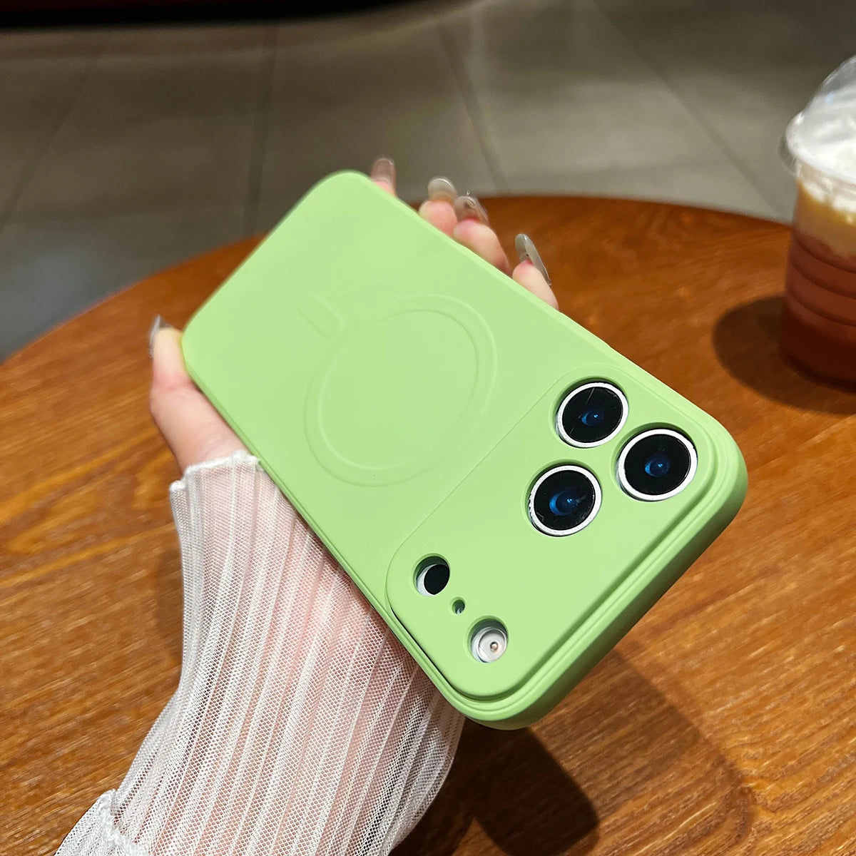 MAGNASOFT – Magnetische weiche Silikonhülle für die iPhone 17-Serie 16