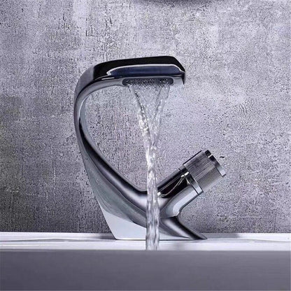 Rubinetto per lavabo AQUACASCADE - Moderno rubinetto per lavabo a cascata in ottone per un bagno dal design lussuoso