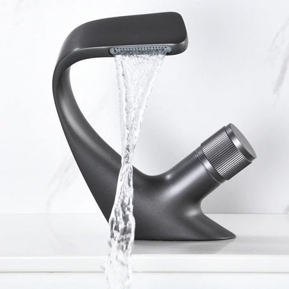 Rubinetto per lavabo AQUACASCADE - Moderno rubinetto per lavabo a cascata in ottone per un bagno dal design lussuoso