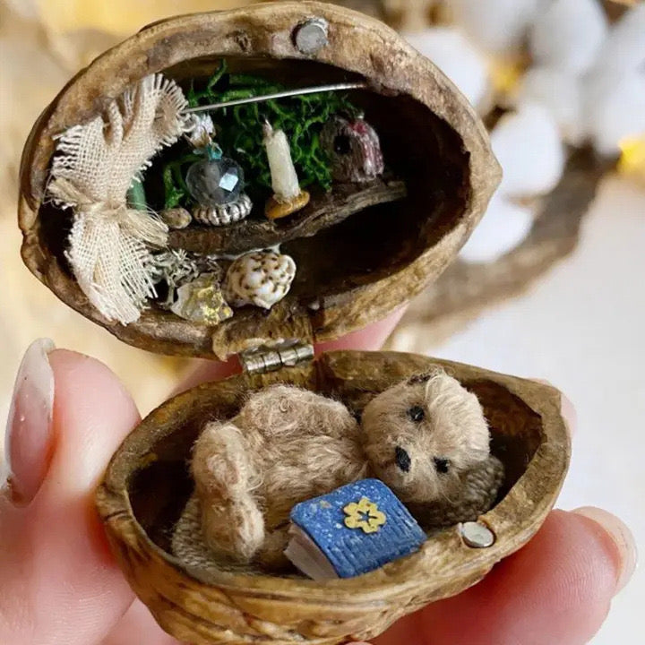 WALDWHISPER – Handgemachtes Puppenhaus aus Walnussschalen mit Innenlicht
