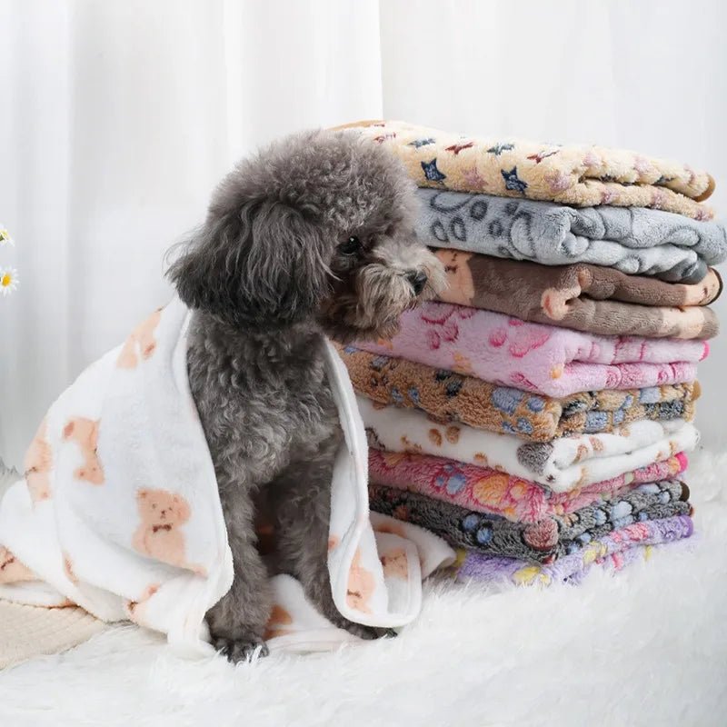 PAWFLANNEL – Soft flannel pet blanket with paw print design, cuddly and washable 1