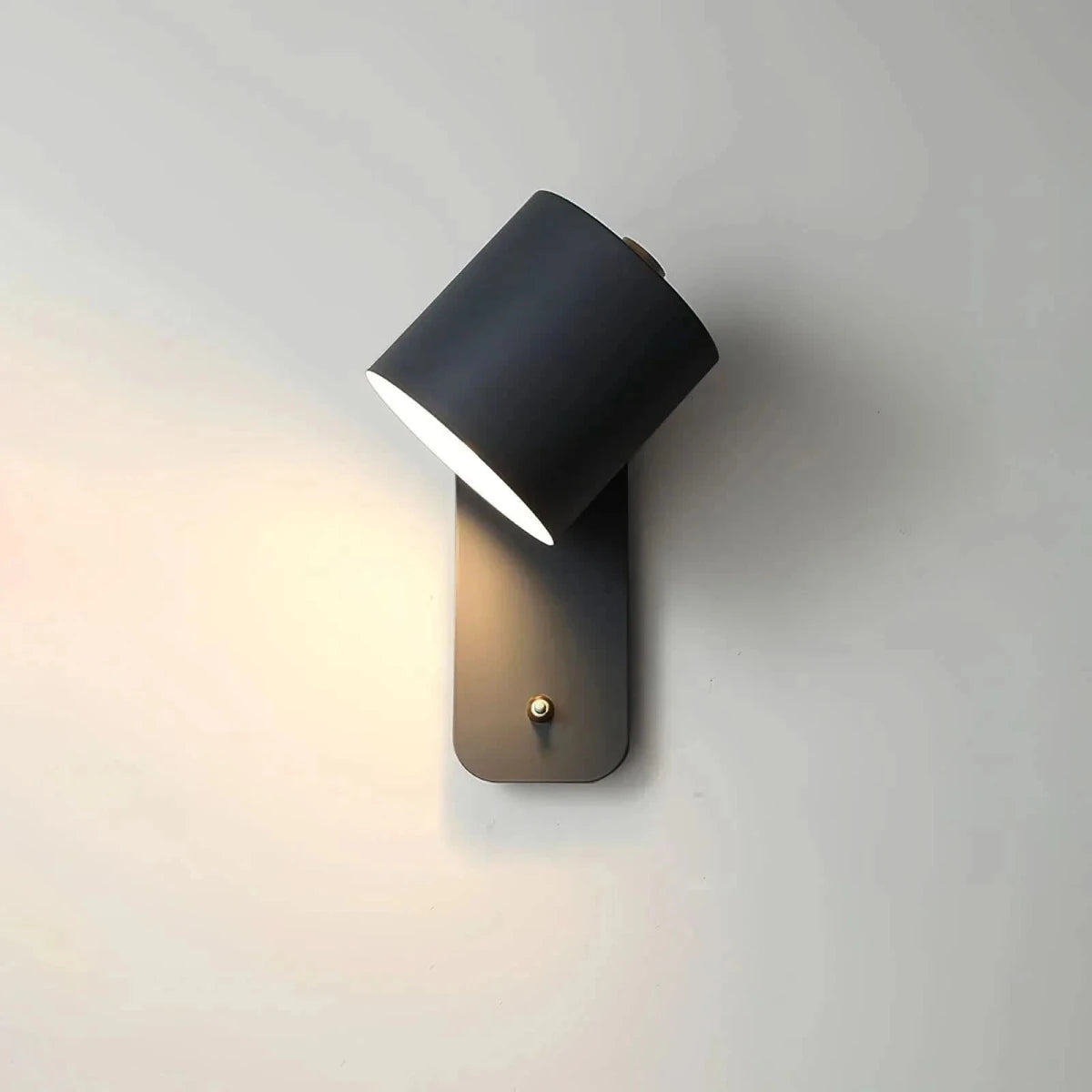 PLUGLUX – Minimalistische wandlamp met stekker voor flexibele verlichting