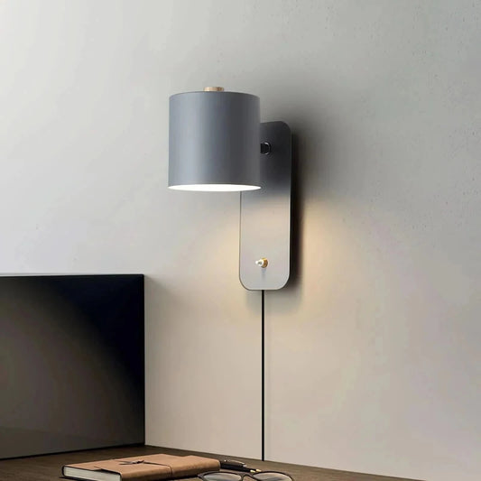 PLUGLUX – Minimalist wall lamp with plug for flexible lighting