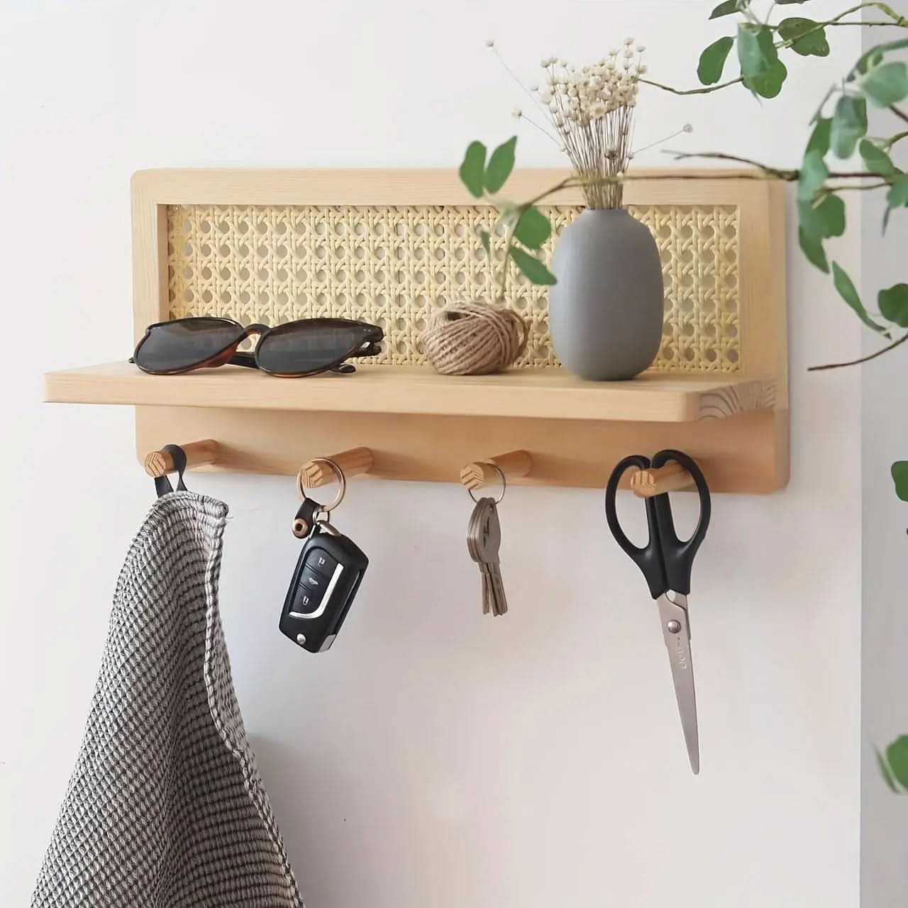 RACKOVA – Estante de pared de madera con 4 ganchos para presentación decorativa y espacio funcional para colgar