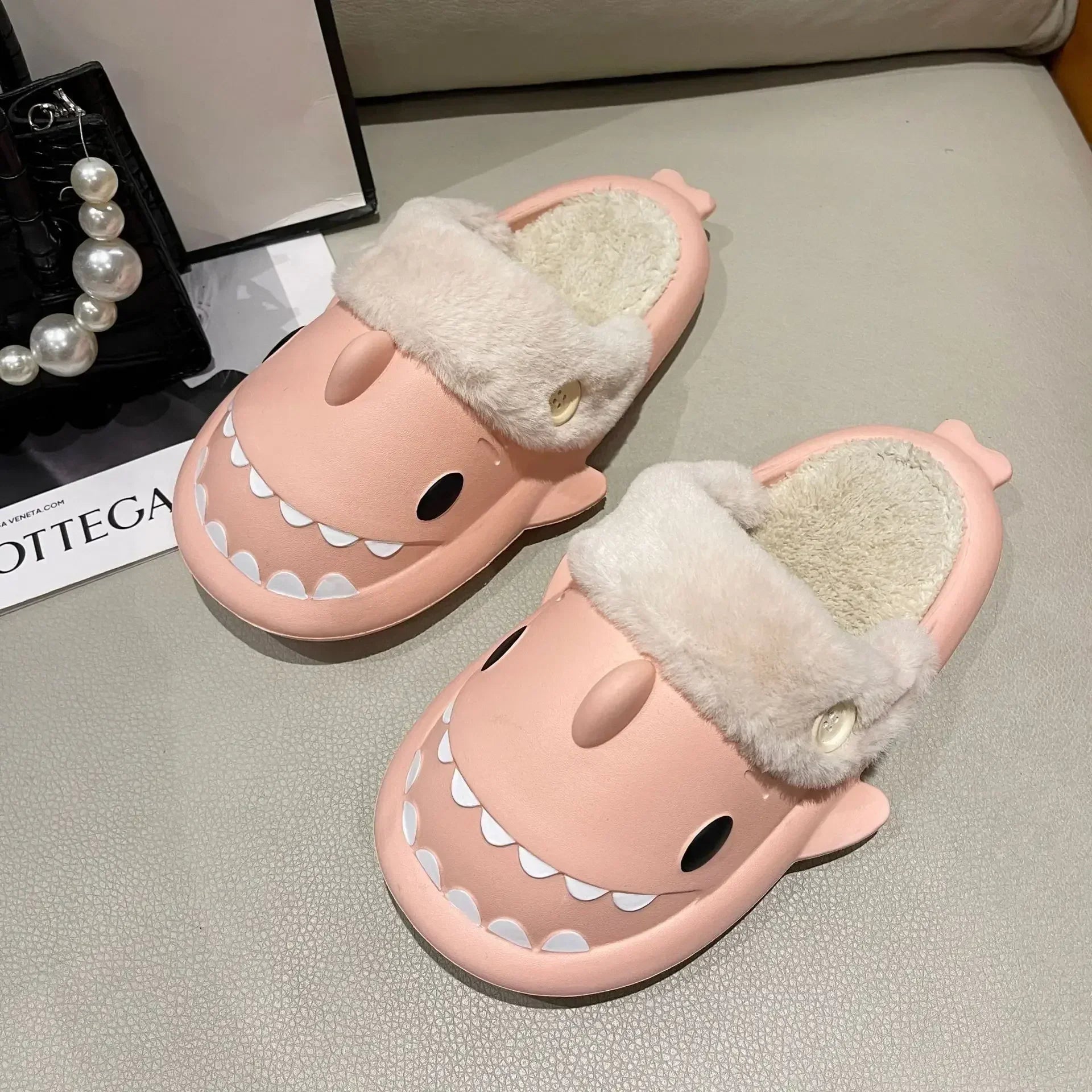 Verspielte Hai Hausschuhe - Bequeme Baumwoll-Innensandalen für Damen und Kinder-1