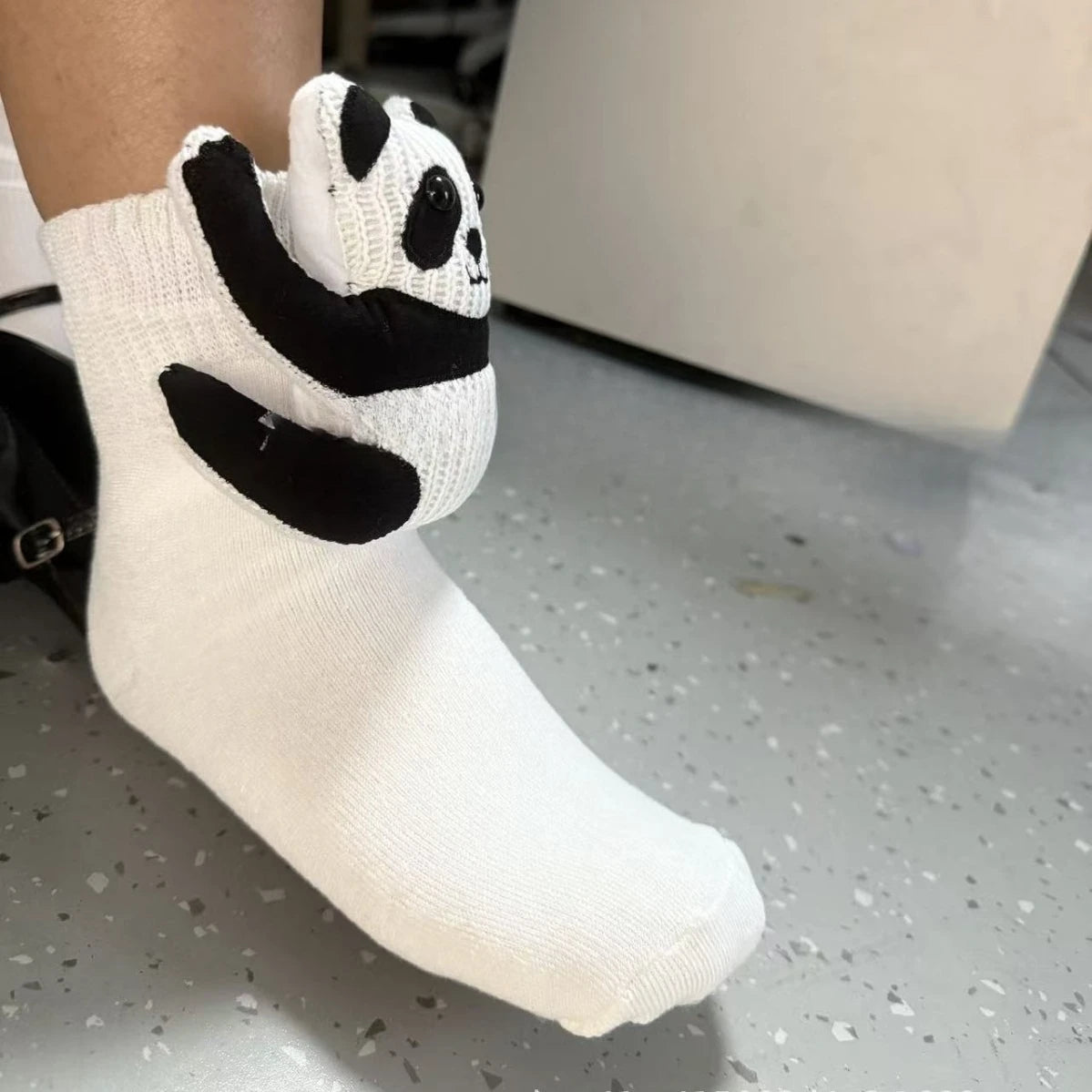 HUGFOOT – Kuschelige Haussocken mit Niedlichem 3D-Tierakzent & Sicherer Rutschfester Sohle