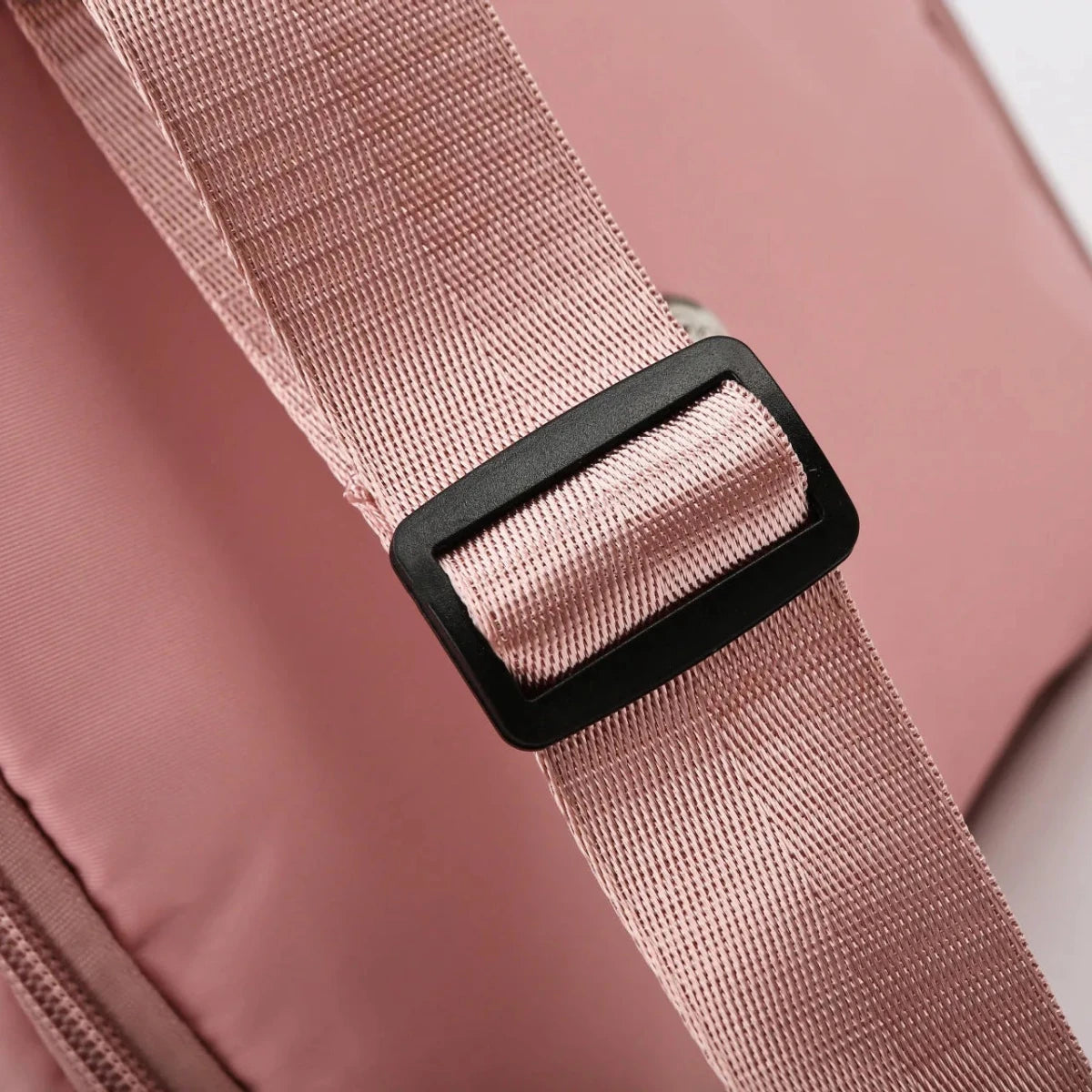 CARRYFIT – Bolsa deportiva impermeable con comodidad ligera para llevar y diseño práctico de compartimentos