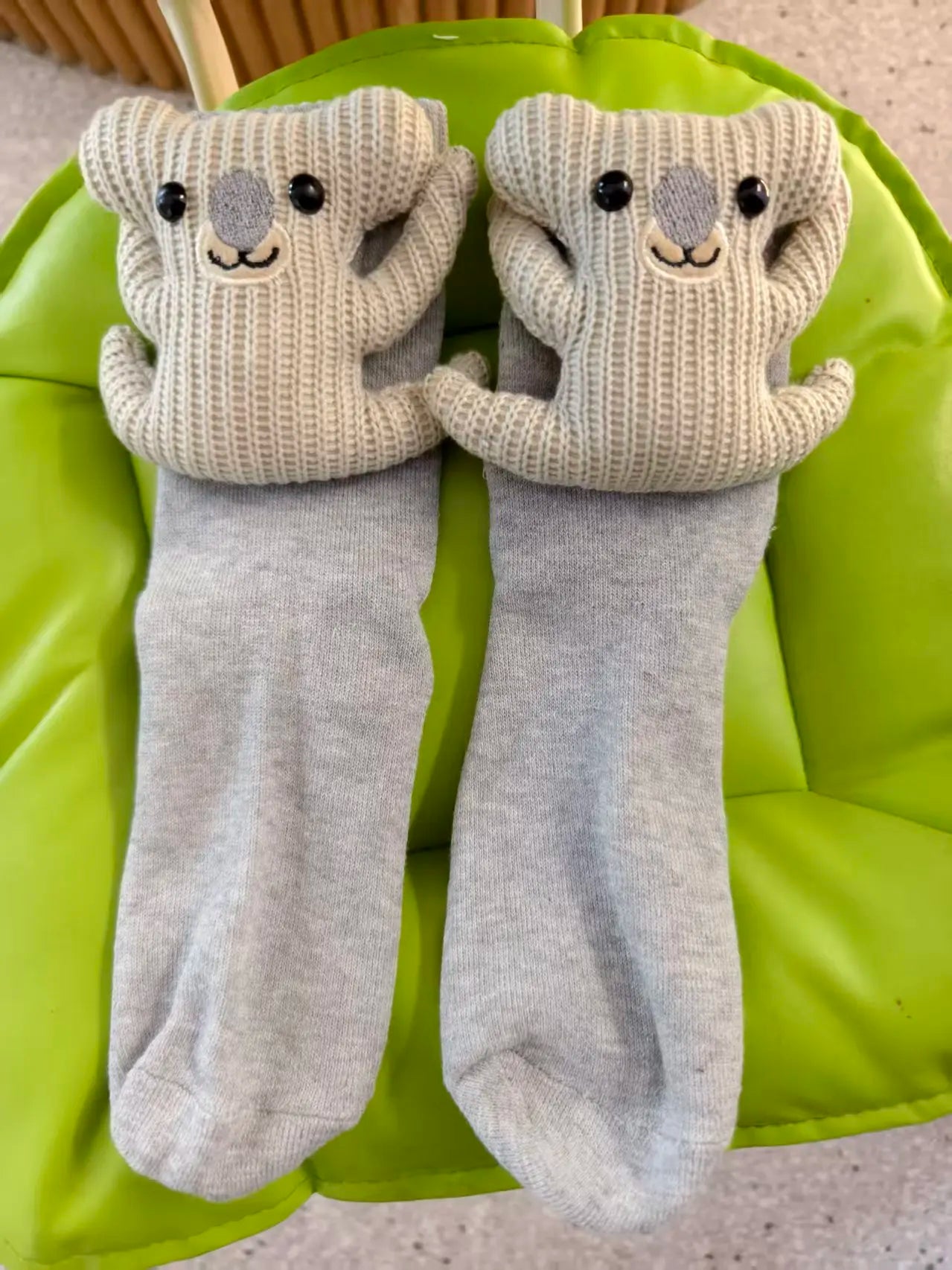 HUGFOOT – Kuschelige Haussocken mit Niedlichem 3D-Tierakzent & Sicherer Rutschfester Sohle