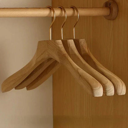 CLOSETORA – Brede houten kledinghangers voor garderobeorganisatie