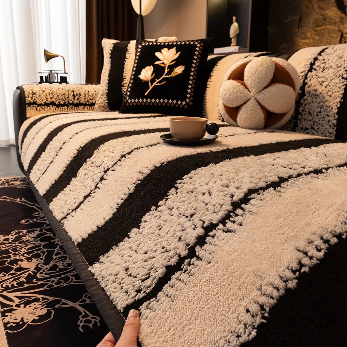 SLIPLOCK – Rutschfester Plüsch-Sofabezug – Universeller, dicker Sofaschutz für den täglichen Gebrauch 4