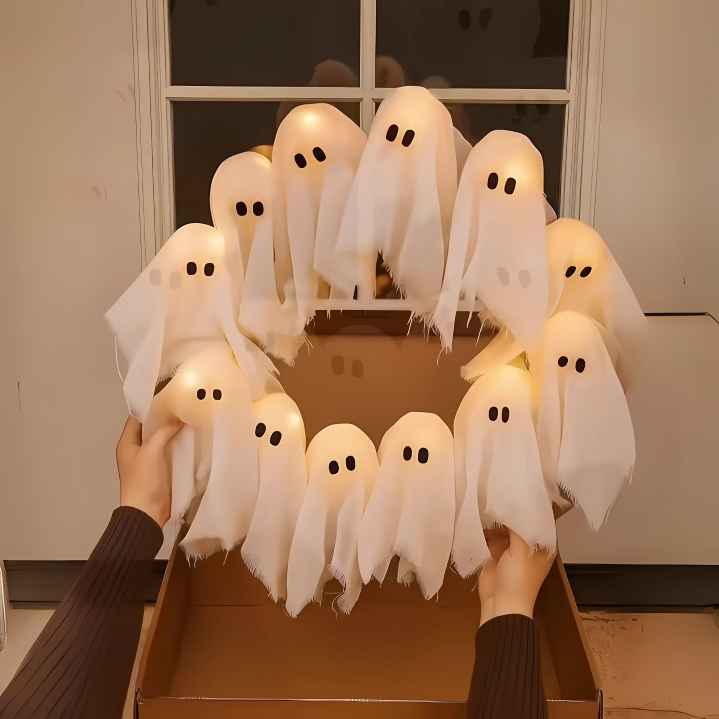SPOOKGLOW – LED-Geisterkranz mit 12 leuchtenden Geistern 4