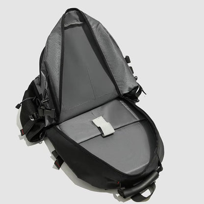 HIKENZO – Mochila de senderismo impermeable de 20-35L con diseño de soporte y espacio de almacenamiento listo para viajar