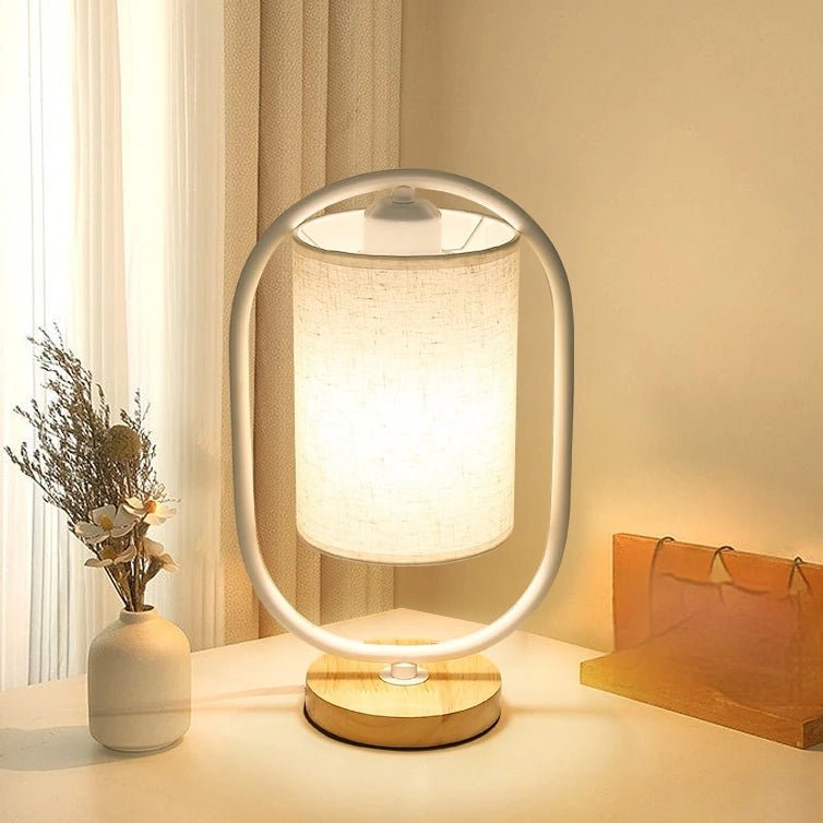 FABRILUX – Lámpara de mesa de tela con acentos de madera y luz cálida