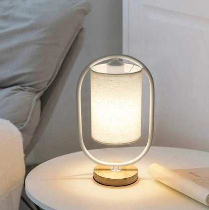 FABRILUX – Lámpara de mesa de tela con acentos de madera y luz cálida