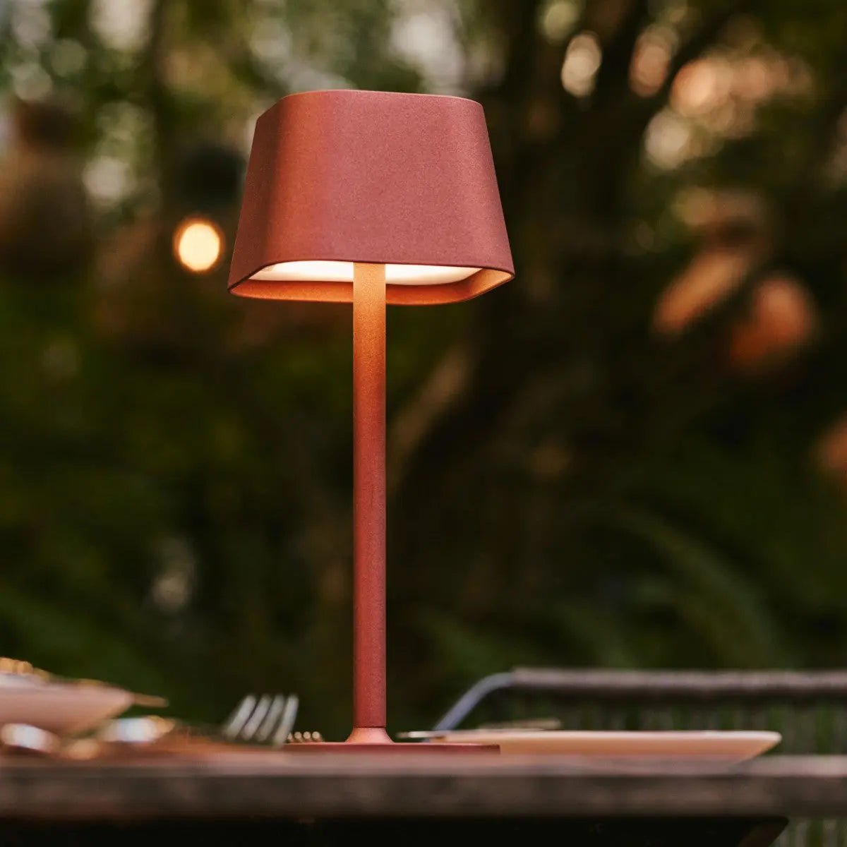 BRONZIFY – Elegante tafellamp in brons, dimbaar en draadloos