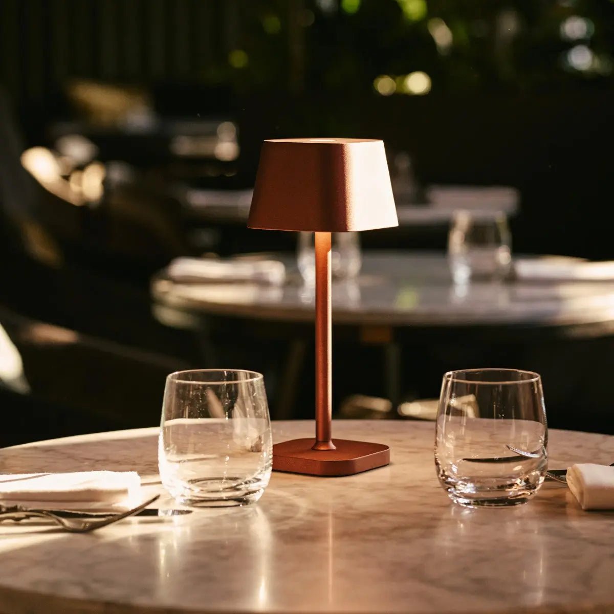 BRONZIFY – Elegante tafellamp in brons, dimbaar en draadloos