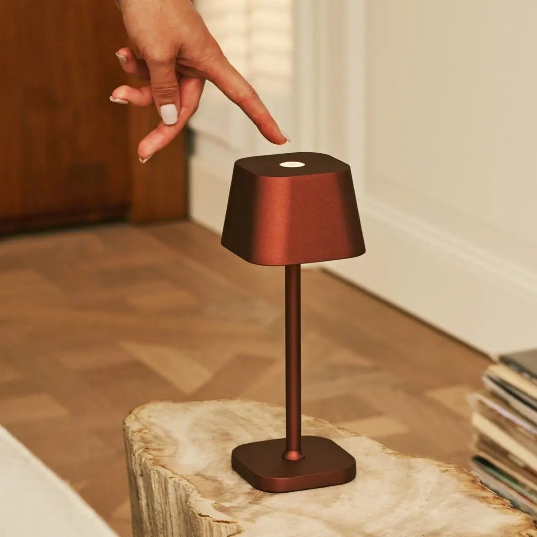 BRONZIFY – Elegante tafellamp in brons, dimbaar en draadloos