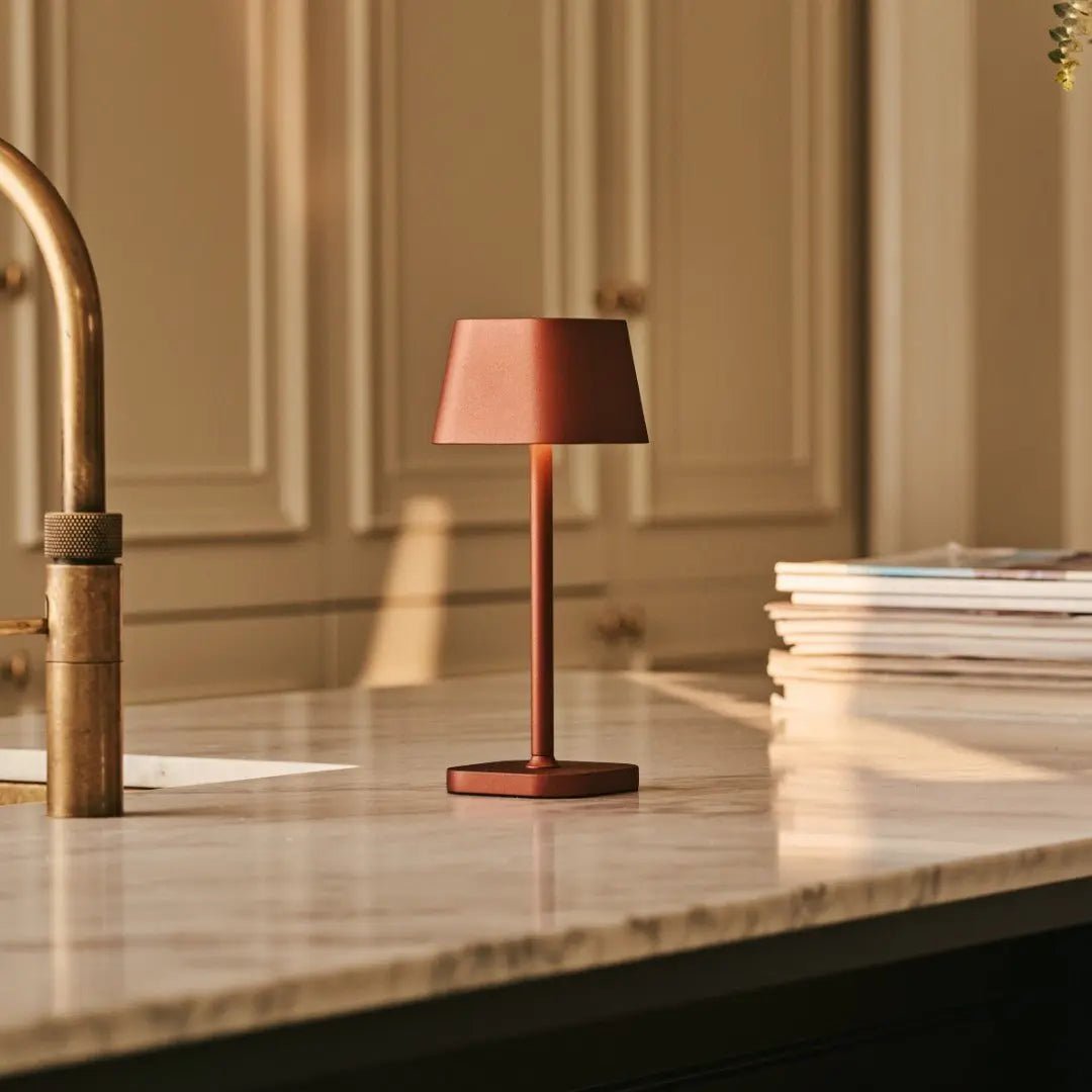 BRONZIFY – Elegante tafellamp in brons, dimbaar en draadloos