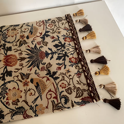 ClassicLinens – Elegant table runner with floral and bird motif