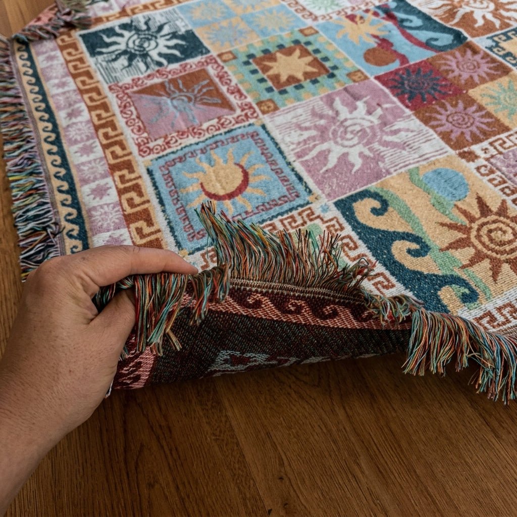 SUNVERRA – Manta boho de retales con diseño de soles y flecos