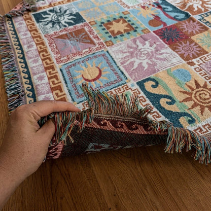 SUNVERRA – Manta boho de retales con diseño de soles y flecos