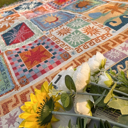 SUNVERRA – Manta boho de retales con diseño de soles y flecos