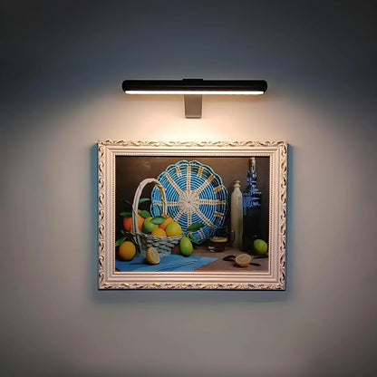 ArtGlow swivelling LED wall light - Wireless & stylish for any gallery wall