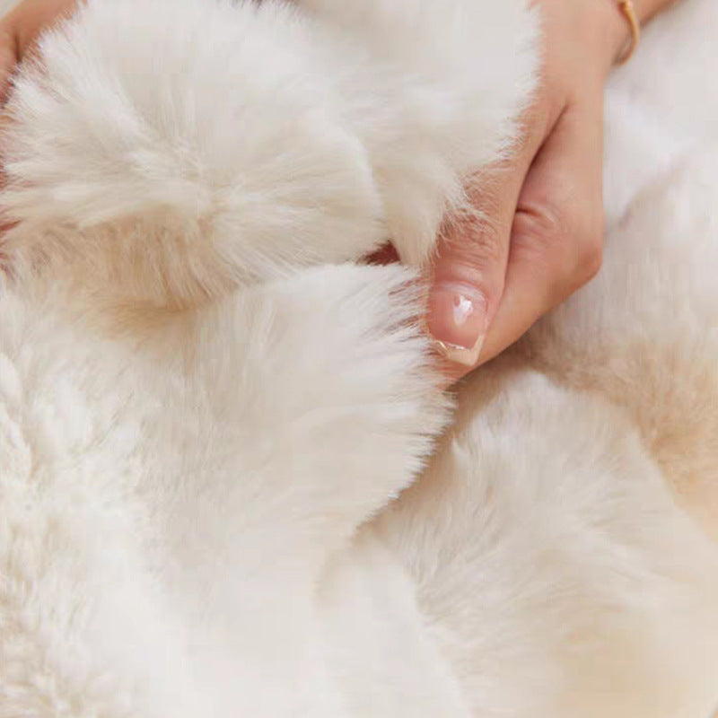 LUNAVIA – Elegant cuddle blanket for cozy warmth