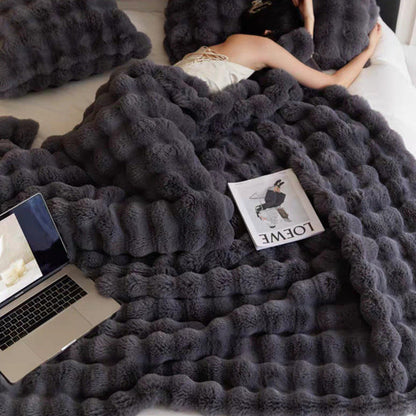 LUNAVIA – Elegant cuddle blanket for cozy warmth