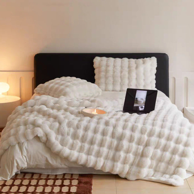 LUNAVIA – Elegant cuddle blanket for cozy warmth