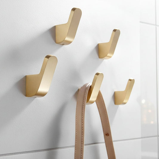 ELVANOR – Ganchos de pared modernos de latón dorado para batas, para un colgado compacto y elegante