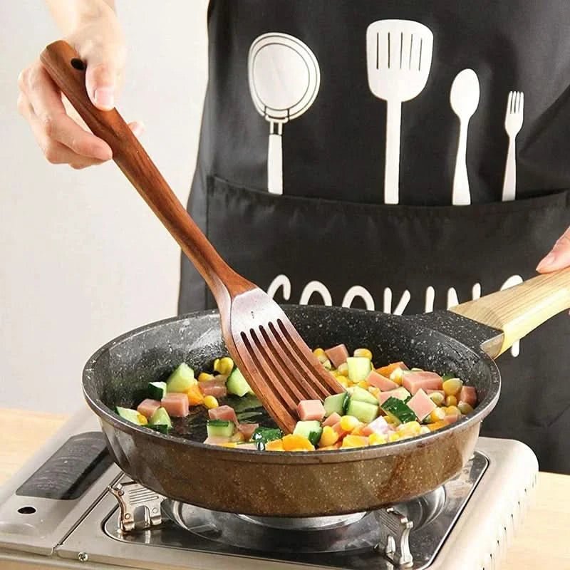 Teakholz Küchenutensilien Set – Hochwertige Kochhelfer aus Holz, Langlebig, Pfannenfreundlich, Modernes Design für jede Küche – Cozey Maison